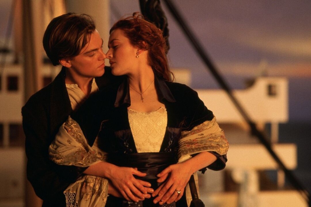 Kate Winslet über "Titanic"-Kuss mit Leonardo Di Caprio": "Oh Gott, es war so eine Sauerei!" - Ein Wunder, dass der Eisberg, welcher der "Titanic" zum Verhängnis wurde, nicht geschmolzen ist im Angesicht dieser Liebenden: Kate Winslet und Leonardo DiCaprio knutschten sich 1997 wechselseitig in eine Weltkarriere.