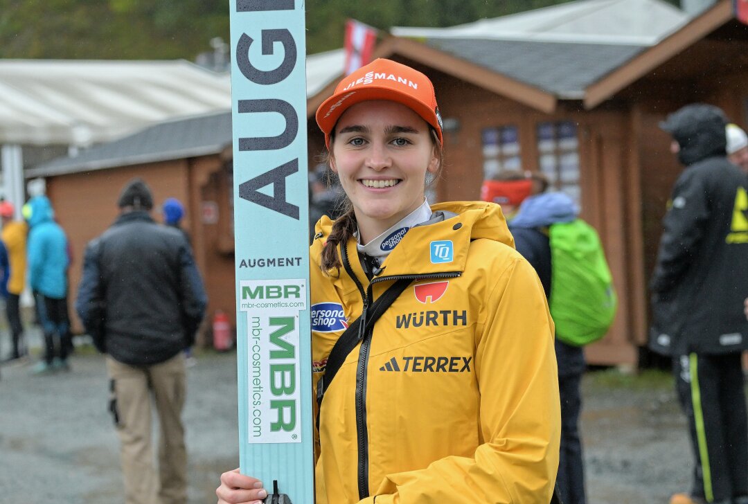 Katharina Schmid holt im Einzel Tagessieg in Klingenthal - Selina Freitag vom WSC Erzgebirge Oberwiesenthal kam in der Tageswertung beim Einzelwettbewerb der Frauen auf Rang 5. Foto: Ralf Wendland