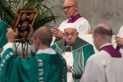 Katholische Kirche verschiebt Frauenfrage - Papst Franziskus in der Festmesse zum Abschluss der Weltsynode in Rom.