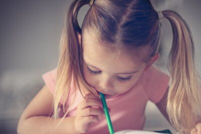 Kauen, Lutschen, Knabbern: Wie gefährlich ist es, wenn Kinder ihre Stifte malträtieren? - Schadet es der Gesundheit, wenn Kinder auf ihren Stiften kauen?