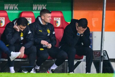 Kehl stützt BVB-Coach Sahin: "Marschieren gemeinsam weiter" - Enttäuschung pur: BVB-Trainer Nuri Sahin (r.) während des Spiels auf der Bank.