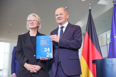 Kein Aufschwung in Sicht: "Wirtschaftsweise" senken Prognose - Kanzler will nun Vorhaben durchbringen - hat aber keine Mehrheit.