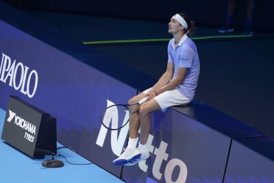 Kein Titel zum Abschluss - Zverev fühlt sich "leer" - Alexander Zverev setzte sich zwischenzeitlich auf eine Bande, als er auf Videobilder wartete.