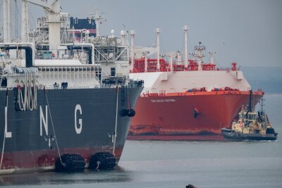 Kein Wendepunkt beim Verbrennen von Öl, Gas und Kohle - Etliche Tanker transportieren Flüssiggas über die Weltmeere. Die Emissionen durch Erdgas steigen 2024 stärker als die durch Öl und Kohle. (Archivbild)