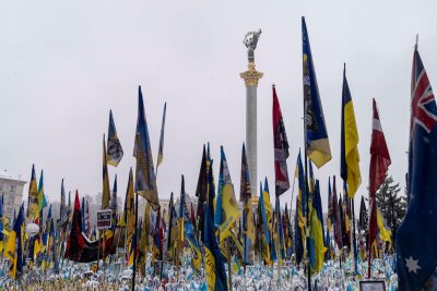 Keine Einwände aus Paris gegen Raketen-Einsatz der Ukraine - Gedenken an gefallene Ukrainer. (Archivbild)