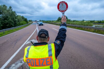 Keine Panik: Richtig verhalten bei einer Verkehrskontrolle - Jetzt ganz ruhig bleiben: Wenn die Polizei eine Verkehrskontrolle durchführt, kann das einfach Routine sein.