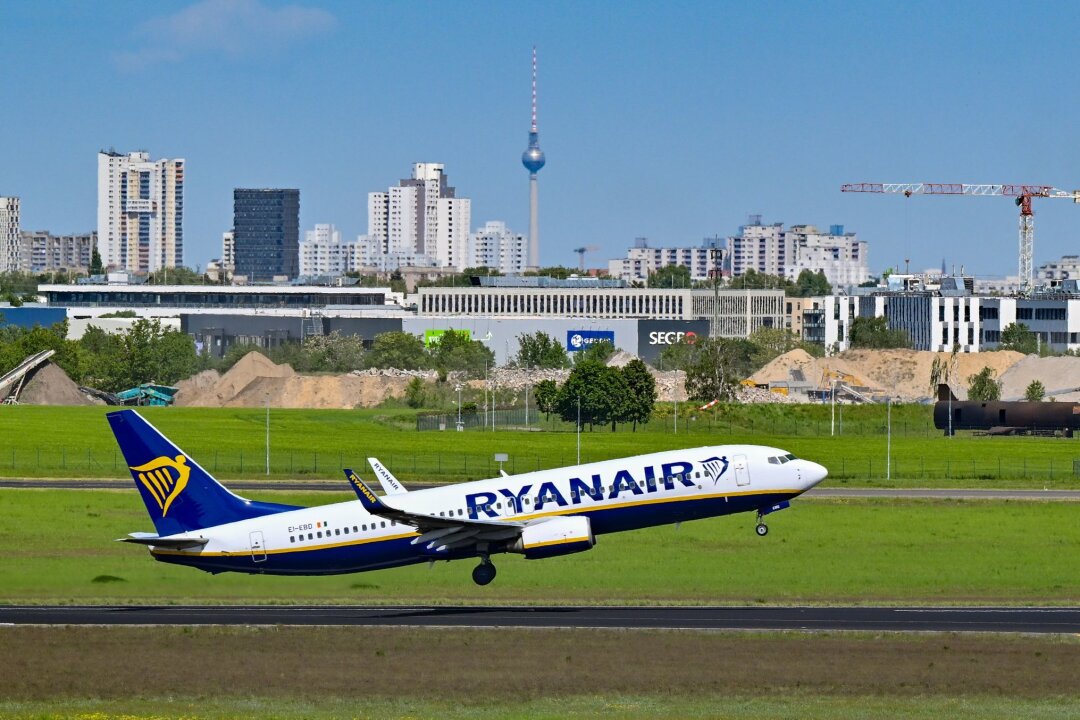 Keine Starts mehr an sächsischen Flughäfen: Ryanair macht beim Rückzug ernst - Ein Flugzeug der Fluggesellschaft Ryanair startet vom Hauptstadtflughafen Berlin Brandenburg BER.