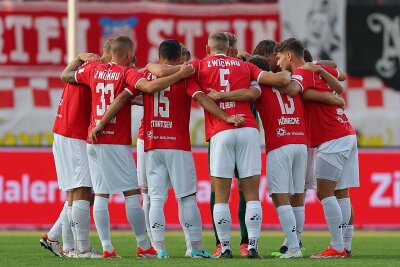 Keine Tore, keine Punkte: FSV Zwickau hängt ganz unten drin - Teamkreis FSV Zwickau.Foto: PICTURE POINT / Gabor Krieg