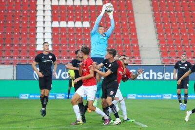 Torhüter Jakub Jakubov (1, Greifswald) hält den Ball in der Torraumszene. Foto: PICTURE POINT / Gabor Krieg