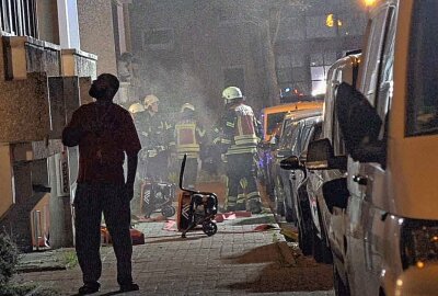 Kellerbrand in Leipzig: Zwei Wohnhäuser wurden evakuiert - Infolge der Rauchentwicklung mussten Anwohner der vom Rauch betroffenen Wohnhäuser Lukasstraße 6 und 8 evakuiert werden. Foto: xcitepress/XCitePress