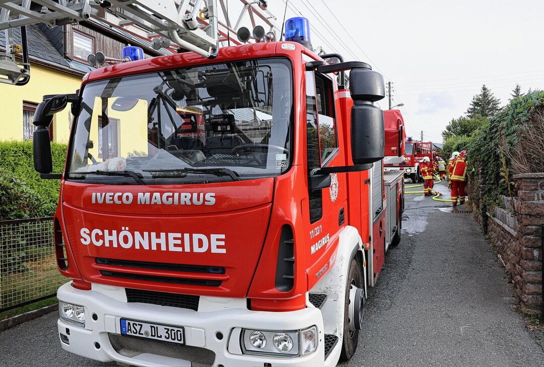 Kellerbrand in Wohnhaus: Schnelles Handeln verhindert Ausbreitung der Flammen - Einsatz der Feuerwehr in Stützengrün. Foto: Niko Mutschmann