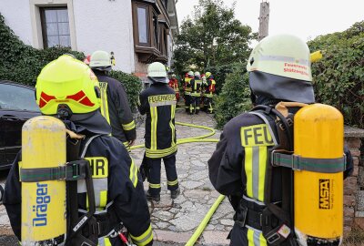 Kellerbrand in Wohnhaus: Schnelles Handeln verhindert Ausbreitung der Flammen - Die Feuerwehr kann Schlimmeres abwenden. Foto: Niko Mutschmann