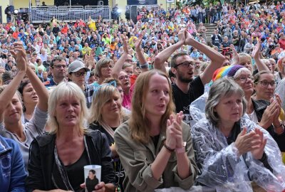 Kerstin Ott war auf der Freilichtbühne in Zwickau zu erleben - Kerstin Ott ist auf der Freilichtbühne in Zwickau aufgetreten. Fans haben die Künstlerin gefeiert. Foto: Ralf Wendland