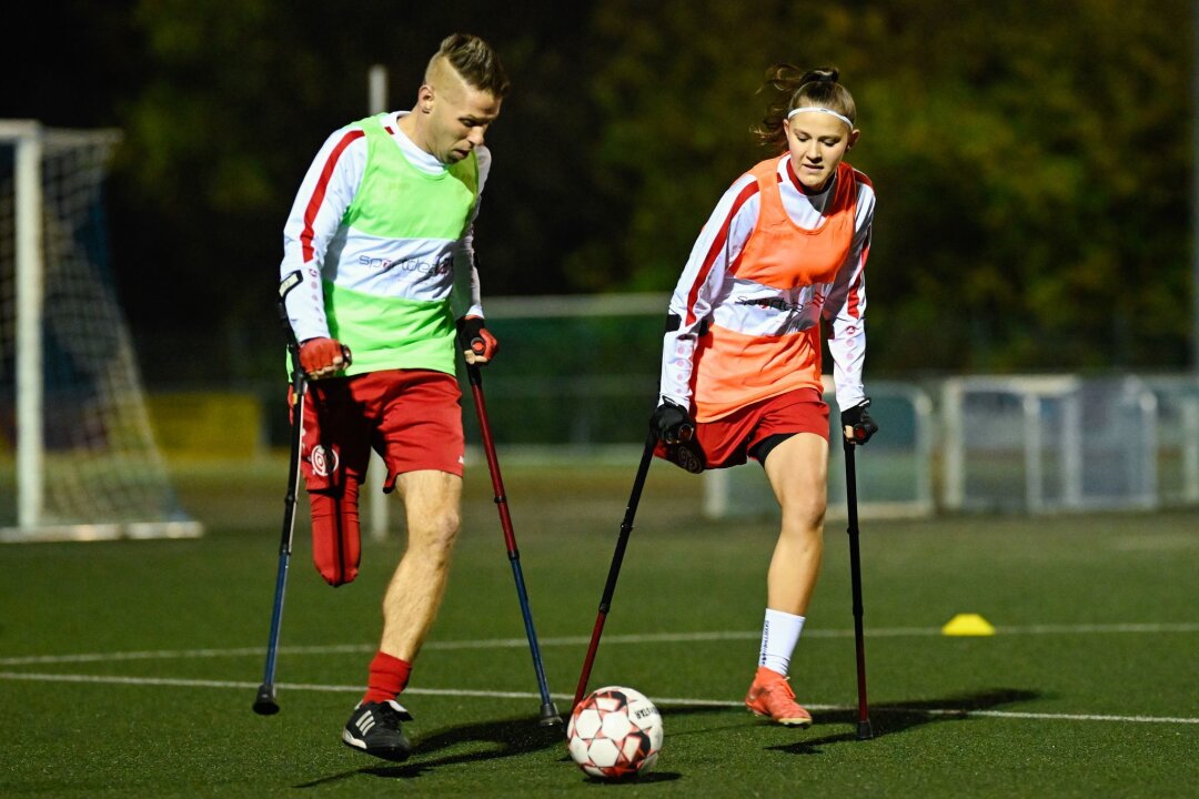 Kick mit Krücke: Deutschlands einzige Amputiertenfußballerin - Zweikämpfe, Dynamik, Laufduelle - all das bietet auch der Amputiertenfußball. 