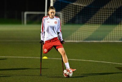 Kick mit Krücke: Deutschlands einzige Amputiertenfußballerin - "Kicken bedeutet mir alles", sagt Nicola Roos. 