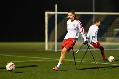 Kick mit Krücke: Deutschlands einzige Amputiertenfußballerin - Jeden zweiten Freitagabend ist Training angesagt im rheinhessischen Essenheim. 