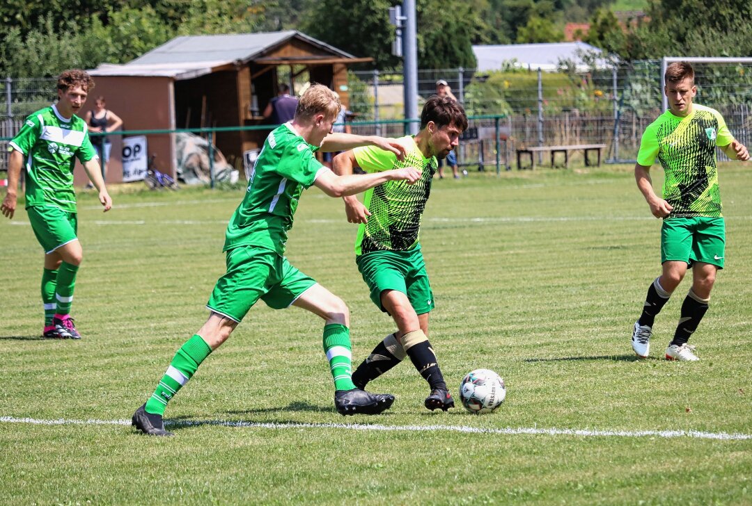 Kicker trotzen den hohen Temperaturen - Die SpG Eubaer SV/Niederwiesa/TSV Ifa 3 , hier mit Martin Melzer (r.), gewann gegen den SV Union Milkau (mit Karl Sachse/l.) 4:1. Foto: Knut Berger