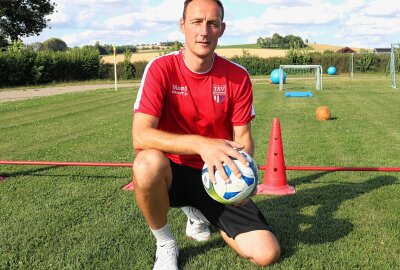 Kicker trotzen den hohen Temperaturen - Der neuer Trainer des TSV Großwaltersdorf/Eppendorf, Mirko Richter, musste mit seinem Team eine deutliche Niederlage hinnehmen. Foto: Knut Berger