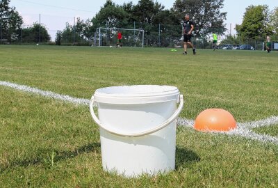 Kicker trotzen den hohen Temperaturen - Bei heißen Temperauren ein ganz wichtiges Utensil: Der Wassereimer am Spielfeldrand. Foto: Knut Berger