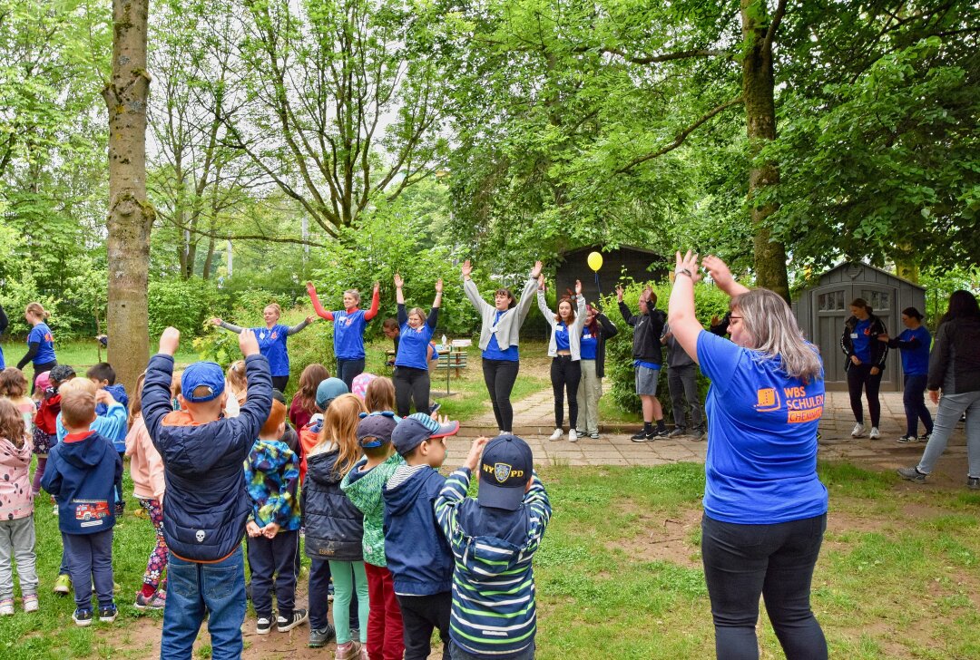 Kids bekommen Zirkuswagen in Gablenz - Kitas in Gablenz feiern besonderes Kindertagsfest. Foto: Steffi Hofmann