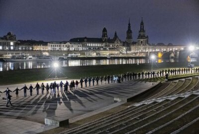 Kilometerlange Menschenkette als Zeichen des Friedens - Im Zeichen des Friedens: Menschenkette mit mehreren tausenden Personen von der Frauenkirche über die Brücken ans Elbufer und wieder zurück. Foto: Bernd März