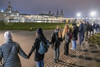 Kilometerlange Menschenkette als Zeichen des Friedens - Im Zeichen des Friedens: Menschenkette mit mehreren tausenden Personen von der Frauenkirche über die Brücken ans Elbufer und wieder zurück. Foto: Bernd März