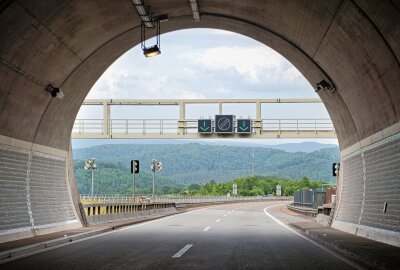 Kilometerlange Ölspur: Vollsperrung der A 72 von Zwickau bis Leipzig - Symbolbild. Foto: Adobe Stock