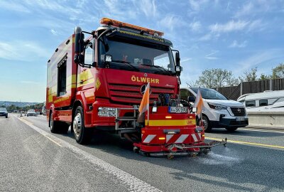 Kilometerlanger Rückstau durch Ölspur auf A72 - Die Firma Lohr ist mit Spezialfahrzeugen vor Ort. Foto: Daniel Unger