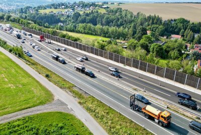 Kilometerlanger Rückstau durch Ölspur auf A72 - Aufgrund einer Ölspur kommt es zu kilometerlangem Rückstau auf der A72. Foto: privat