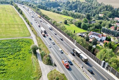 Kilometerlanger Rückstau durch Ölspur auf A72 - Aufgrund einer Ölspur kommt es zu kilometerlangem Rückstau auf der A72. Foto: privat