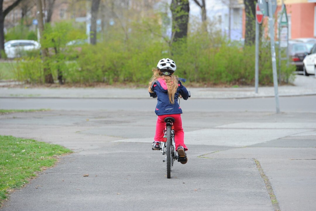 Kind nimmt Auto Vorfahrt: Chance auf Schadenersatz? - Kinder im Straßenverkehr: Hier müssen andere Verkehrsteilnehmer vorsichtig agieren - und im Zweifel auf die eigene Vorfahrt verzichten.