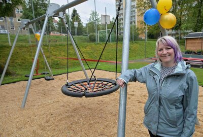 Kinder freuen sich über neues Spielgerät in der "Villa Kunterbunt" - In der Kindertagstätte "Villa Kunterbunt" in Aue ist ein neues Spielgerät aufgestellt worden - im Bild Ramona Schwab vom Amt für Bildung und Soziales der Stadt Aue-Bad Schlema. Foto: Ralf Wendland