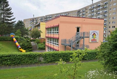 Kinder freuen sich über neues Spielgerät in der "Villa Kunterbunt" - In der Kindertagstätte "Villa Kunterbunt" in Aue ist ein neues Spielgerät aufgestellt worden. Foto: Ralf Wendland