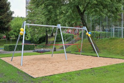 Kinder freuen sich über neues Spielgerät in der "Villa Kunterbunt" - In der Kindertagstätte "Villa Kunterbunt" in Aue ist ein neues Spielgerät aufgestellt worden. Foto: Ralf Wendland