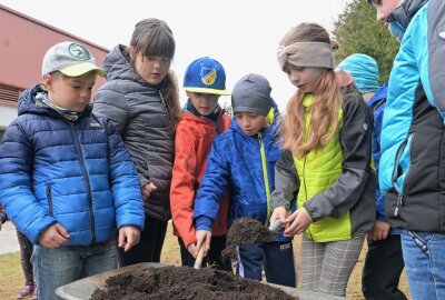 Kinder sorgen für "Natürliche Vielfalt" - Im Rahmen des Projekts "Natürliche Vielfalt" ist jetzt auch eine Blühwiese auf einer Fläche im Kinder- und Jugenderholungszentrum (KiEZ) "Am Filzteich" in Schneeberg angelegt worden. Foto: Ralf Wendland