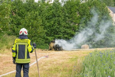 Kinder zünden Strohballen an: Feuerwehr zu mehreren Einsätzen am Wochenende gerufen - Die Feuerwehr muss am Wochenende immer wieder aufgrund von Brandstiftung ausrücken. Foto: Bernd März.