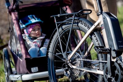 Kinderanhänger fürs Fahrrad: Tipps für sicheren Fahrspaß - Kinder sollten erst ab einem Alter von über einem Jahr in einem Fahrradanhänger transportiert werden.