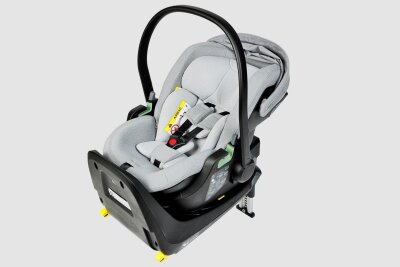 Kindersitze im ADAC-Test: Daumen hoch für viele Modelle - Bei den Babyschalen (bis circa 1 Jahr) ist der Thule Maple + Alfi Base für 570 Euro mit "gut" (Note 1,6) bewertet.