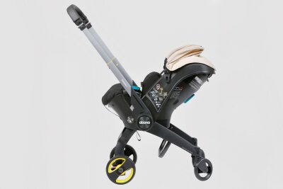 Kindersitze im ADAC-Test: Daumen hoch für viele Modelle - Doona i + Doona i Isofix Base wird im Segment Babyschalen und Sitze für Kleinkinder bis etwa 1,5 Jahre mit "gut" bewertet (Note 1,7). Die Babyschale von Doona verfügt über ein integriertes Fahrgestell, das sich ein- und ausklappen lässt.