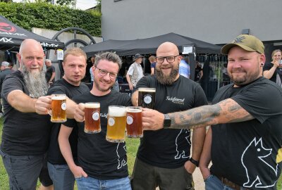 Kirchberger Craftbeer: Lokaler Bier-Geheimtipp begeistert bei Events - Gehören zum Team "Kirchberger Craftbeer" (v.li.) Bernd Tschöpe, Tony Weißbach, Martin Albert, Falco Walther und Eric Solbrig. Foto: Ralf Wendland