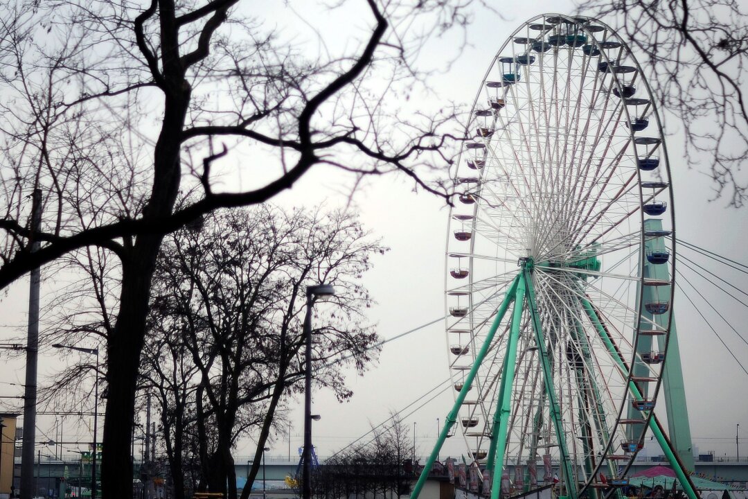 Kirmes in Deutz läuft nach Stromausfall wieder - Nach einem Stromausfall läuft die Deutzer Kirmes in Köln wieder. (Archivbild)