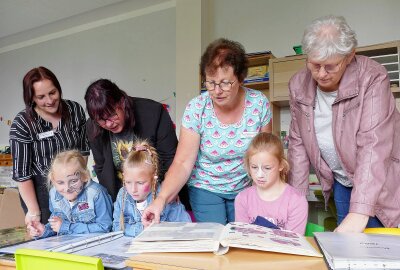 Kita erhält neuen Namen: Darum hat Venusberg jetzt einen "Märchenwald" - In vielen Heftern und Fotobüchern konnte man die Ereignisse der vergangenen 30 Jahre noch einmal anschauen. Foto: Andreas Bauer