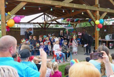 Kita erhält neuen Namen: Darum hat Venusberg jetzt einen "Märchenwald" - Viele Eltern verfolgten gespannt die Darbietungen der Kinder. Foto: Andreas Bauer