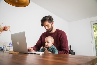 Kita hat ungeplant zu: Was berufstätige Eltern wissen müssen - "Teamwork" im Homeoffice? Schließt die Kita ungeplant, stehen berufstätige Eltern vor der Frage, wie sie nun die Kinderbetreuung organisieren.