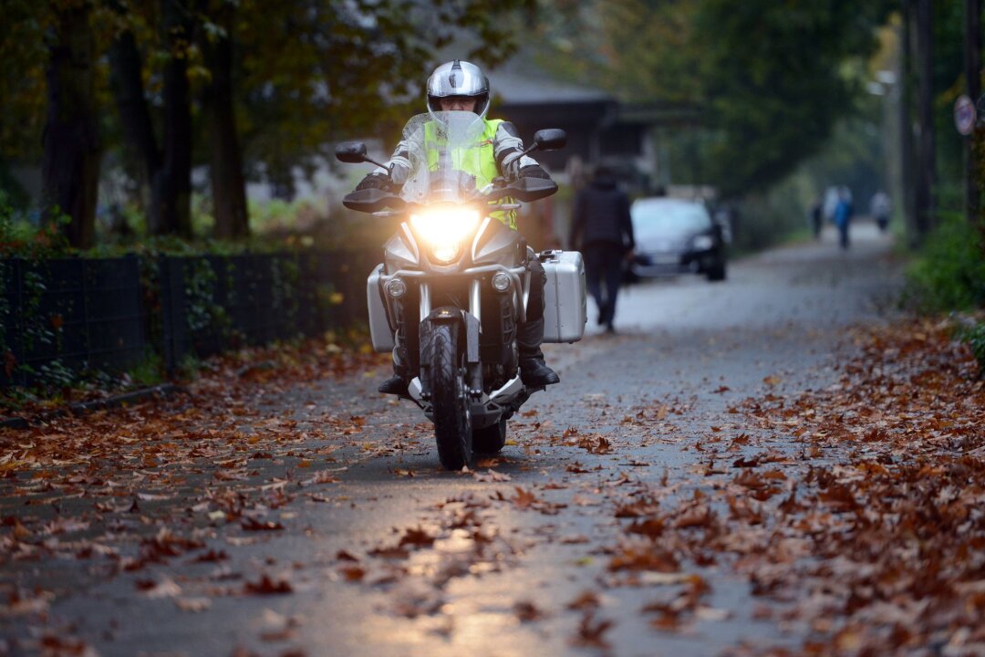 Klare Sicht und fester Grip: Mit Motorrad durch den Herbst - Viel Laub auf den Straßen und Feuchtigkeit: Motorradfahrer sollten die herbstlichen Herausforderungen im Visier haben.