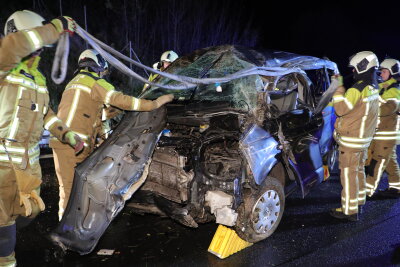 Kleinbus überschlägt sich auf A17: Verletzter und Sperrung bis zur A4 - Am Sonntagabend kam es gegen 18.35 Uhr auf der BAB 17 zu einem Verkehrsunfall.