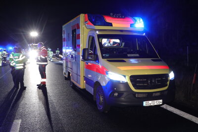 Kleinbus überschlägt sich auf A17: Verletzter und Sperrung bis zur A4 - Am Sonntagabend kam es gegen 18.35 Uhr auf der BAB 17 zu einem Verkehrsunfall.