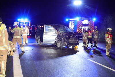 Kleinbus überschlägt sich auf A17: Verletzter und Sperrung bis zur A4 - Am AD Dresden-West war in der Überfahrt in Richtung Prag ein Kleinbus VW T6 ins Schleudern geraten.