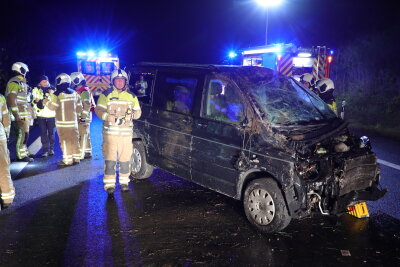 Kleinbus überschlägt sich auf A17: Verletzter und Sperrung bis zur A4 - Am AD Dresden-West war in der Überfahrt in Richtung Prag ein Kleinbus VW T6 ins Schleudern geraten.