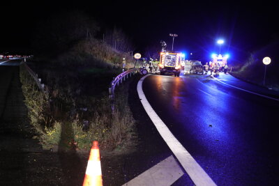 Kleinbus überschlägt sich auf A17: Verletzter und Sperrung bis zur A4 - Der Kleinbus fuhr über die Leitplanke in den Straßengraben. Hier überschlug sich der VW und blieb wieder auf der Fahrbahn liegen.